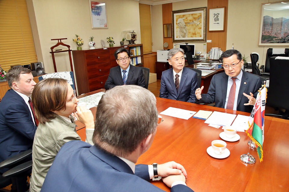 심보균 행정안전부 차관이 17일 오후 서울시 종로구 세종대로 정부서울청사를 방문한 안드레이 슈베드(Andrei Shved) 벨라루스 공화국 법과학조사위원회 위원장을 만나 양국의 법과학 및 법의학 분야의 협력체계 구축에 관한 논의를 하고있다.