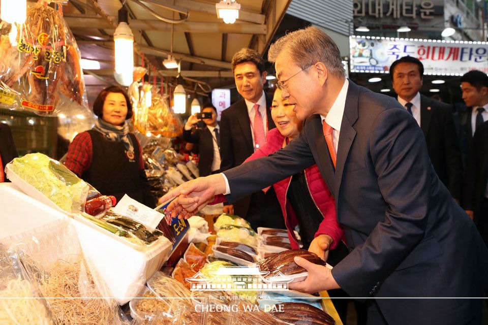 문재인 대통령이 8일 경북 포항시 죽도시장을 방문해 지역 상품권으로 과메기를 구입하고 있다.
