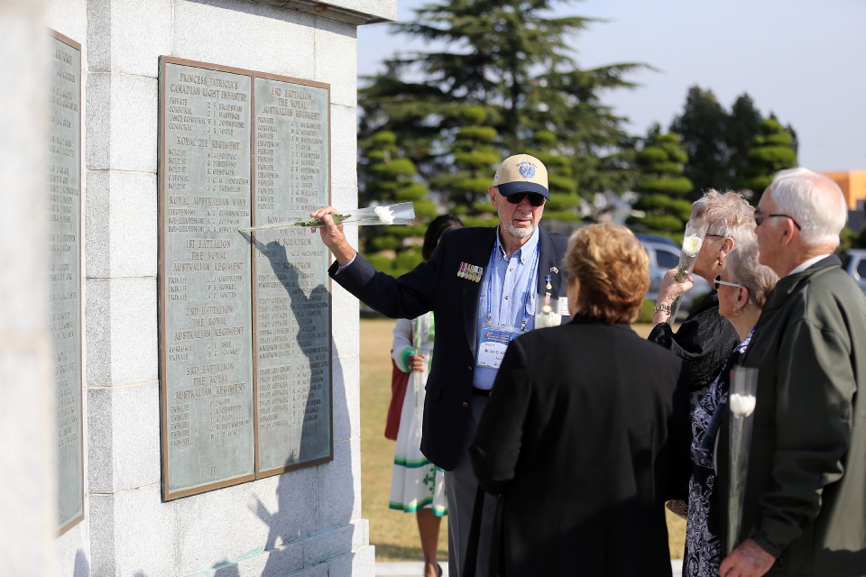 11일 부산유엔기념공원에서 열린 턴투워드부산 유엔참전용사 국제추모식에 참석한 해외 참전용사의 유가족이 전몰장병 묘역을 참배하고 있다.