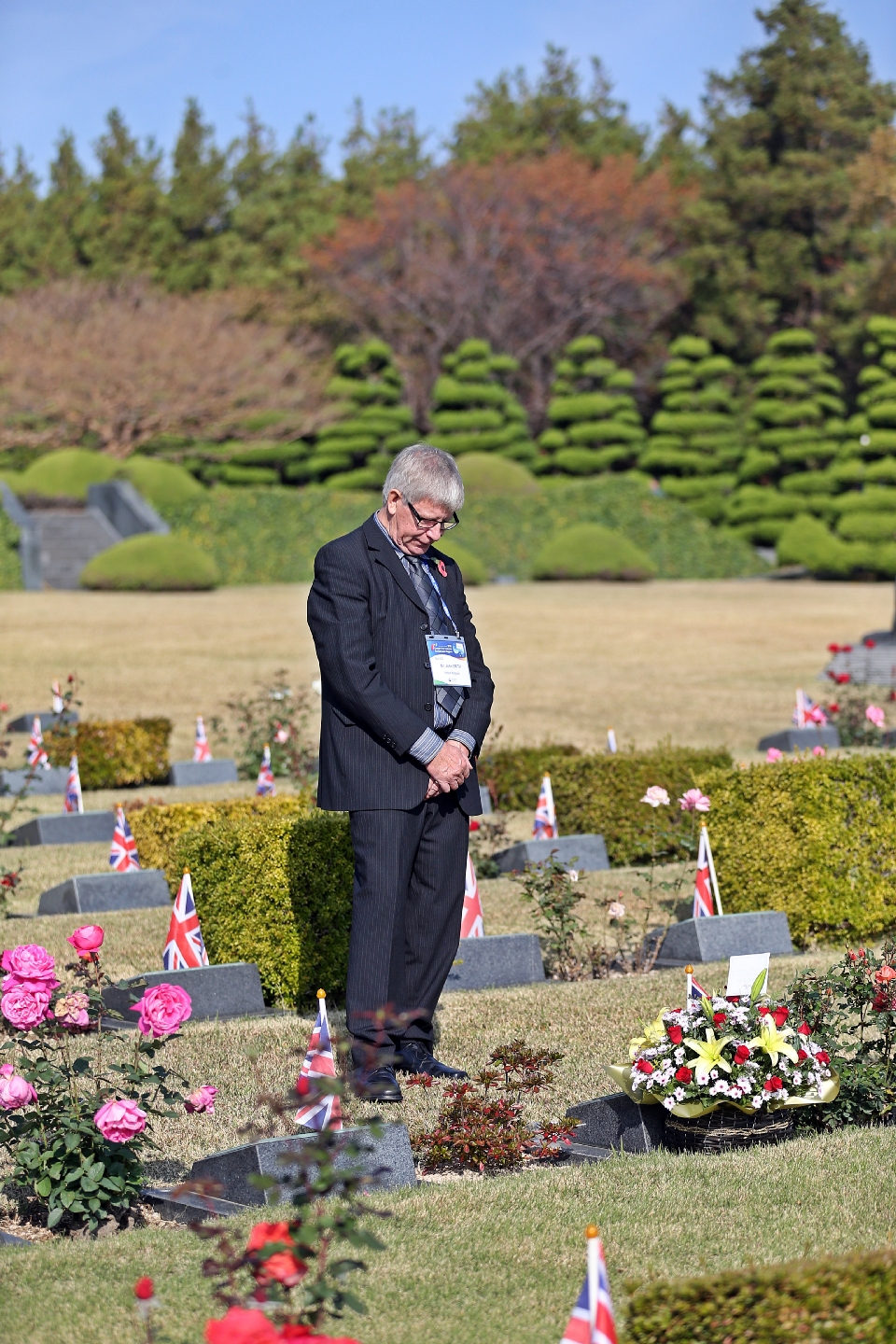 11일 부산유엔기념공원에서 열린 턴투워드부산 유엔참전용사 국제추모식에 참석한 해외 참전용사의 유가족이 전몰장병 묘역을 참배하고 있다.