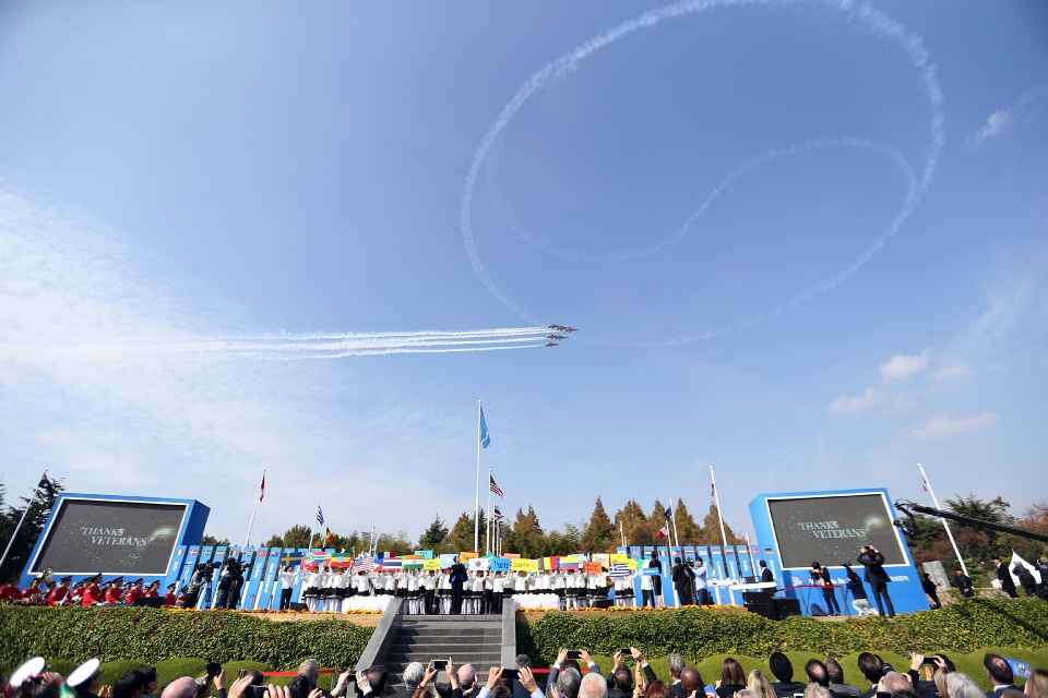 11일 부산유엔기념공원에서 열린 턴투워드부산 유엔참전용사 국제추모식에서 기념공원중 블랙이글스가 비행을 하고 있다.