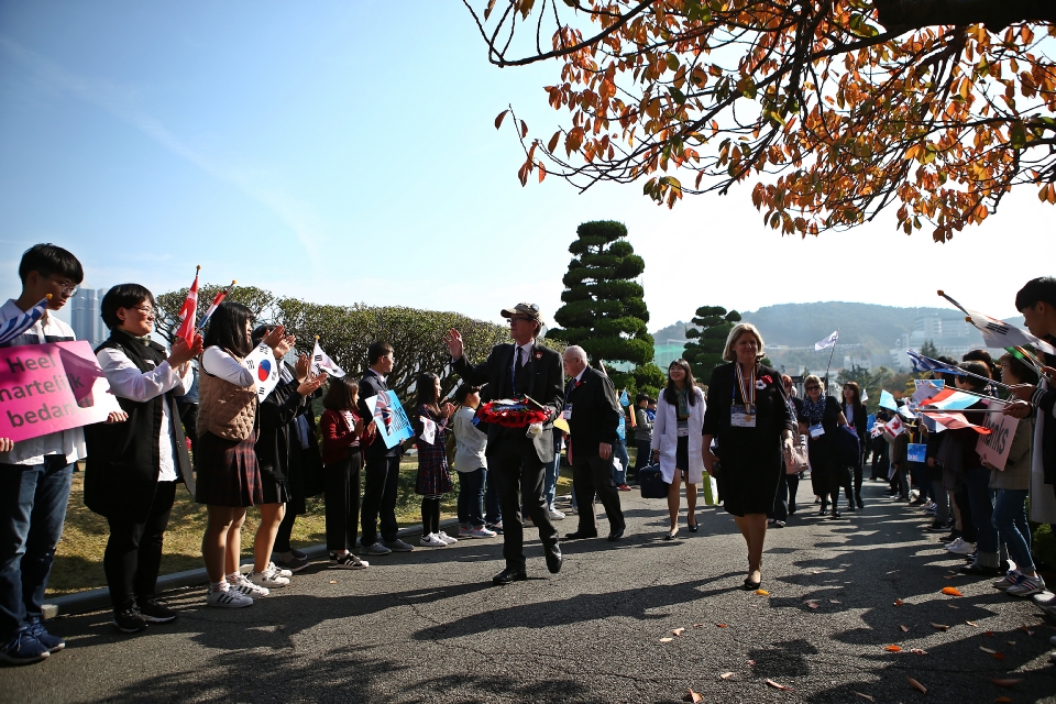 11일 부산유엔기념공원에서 열린 턴투워드부산 유엔참전용사 국제추모식에 참석한 해외 참전용사의 유가족이 행사장에 입장하고 있다.
