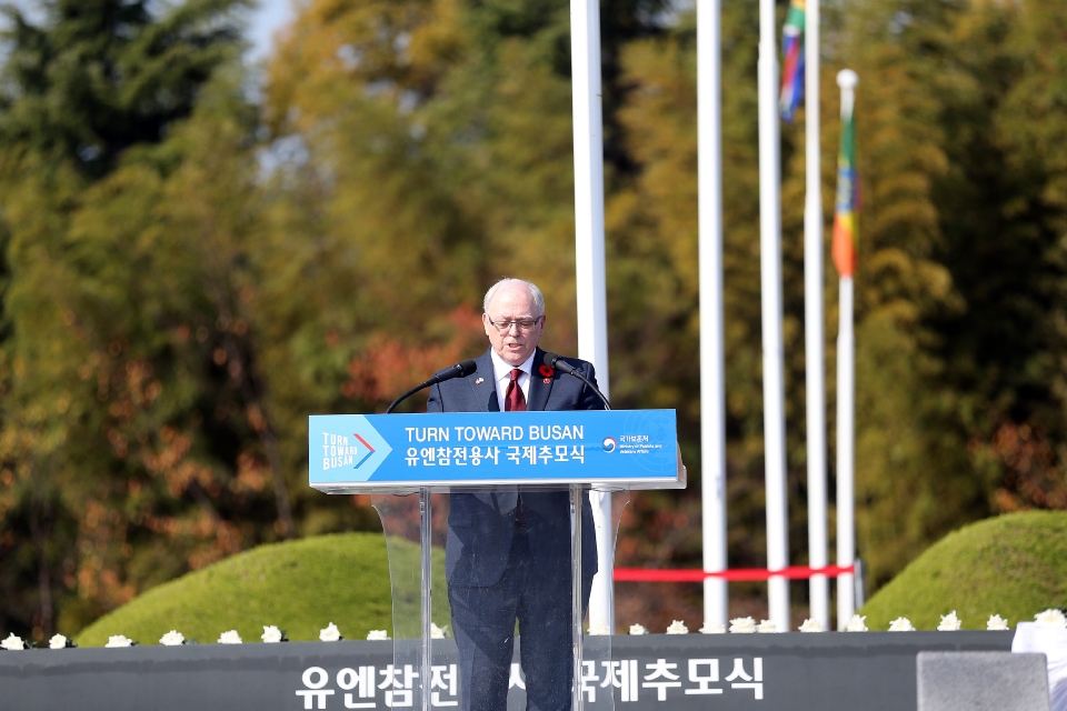 11일 부산유엔기념공원에서 열린 턴투워드부산 유엔참전용사 국제추모식에서 조지 퍼리 캐나다 상원의장이 참전국 대표로 추모사를 하고 있다.