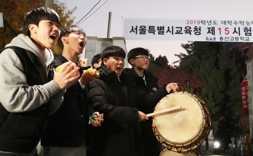 15일 서울 용산구 2019학년도 대학수학능력시험 시험장에 학교 후배들과 선생님들이 시험장으로 들어가는 교문 앞에서 수험생들을 응원하고 있다.