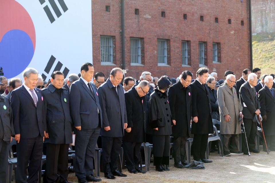 17일 오전 서울 서대문형무소 역사관에서 열린 제79회 순국선열의 날 기념식에서 이낙연 국무총리가 참석하여 주요내빈들과 국민의례를 하고 있다.