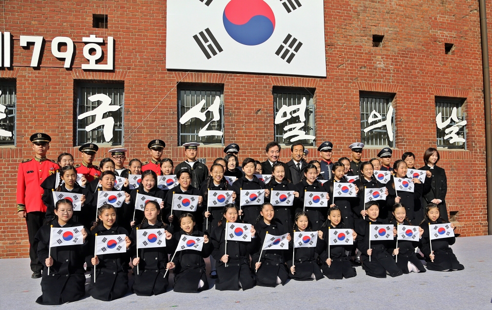 17일 오전 서울 서대문형무소 역사관에서 열린 제79회 순국선열의 날 기념식에서 이낙연 국무총리가 참석하여 합창단 학생들과 함께 기념촬영을 하고있다
