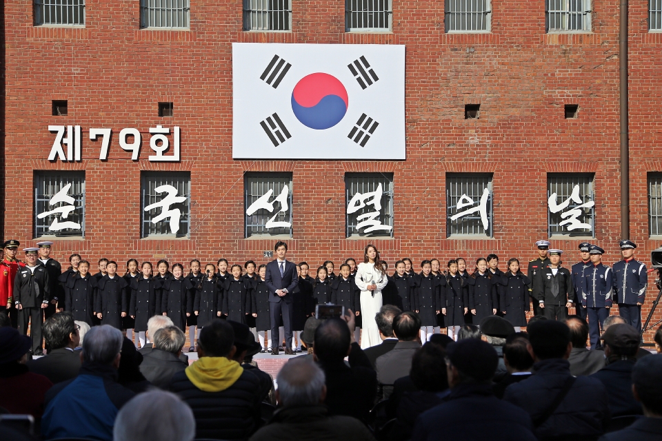 17일 오전 서울 서대문형무소 역사관에서 열린 제79회 순국선열의 날 기념식에서 기념공연이 펼쳐지고 있다.