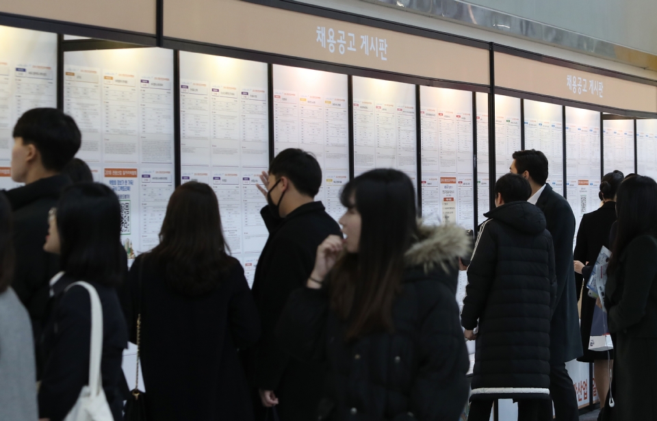 20일 서울 서초구 양재동 aT센터에서 2018 관광산업 일자리박람회가 열려 취업준비생들로 붐비고 있다. 