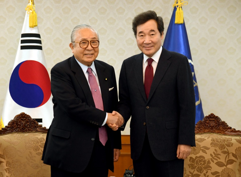 이낙연 국무총리가 19일 세종로 정부서울청사에서 와타나베 히데오 일한 협력위원회 대표를 접견해 인기념촬영을 하고 있다.