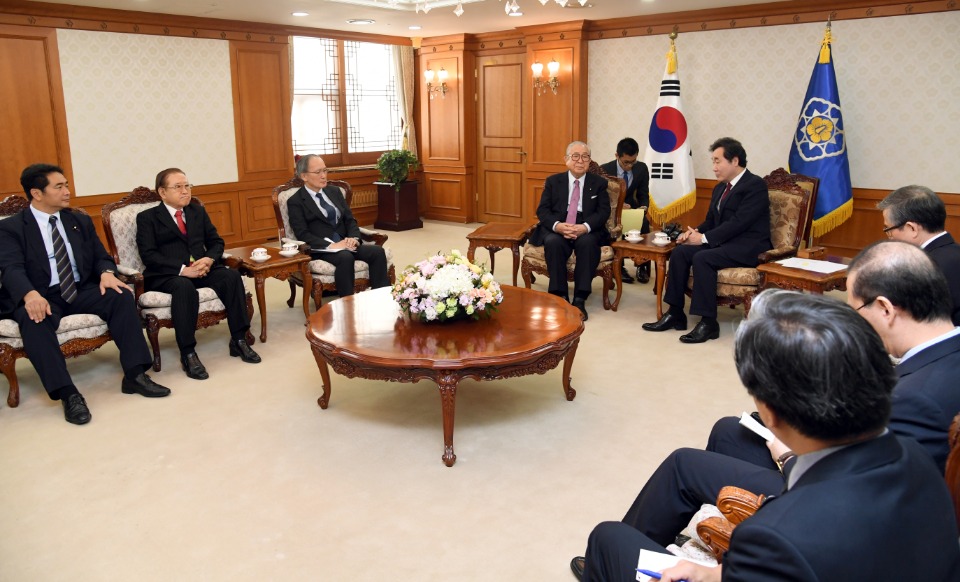 이낙연 국무총리가 19일 세종로 정부서울청사에서 와타나베 히데오 일한 협력위원회 대표를 접견해 환담을 나누고 있다.