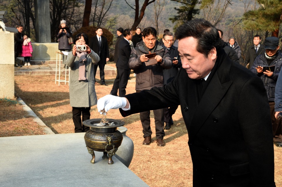 이낙연 국무총리가 12일 강북구 우이동 애국선열묘역의 손병희선생묘소를 방문, 헌화 및 분향을 하고 있다.