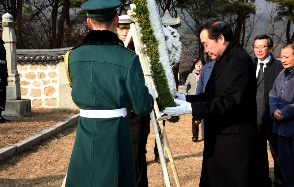 이낙연 국무총리가 12일 강북구 우이동 애국선열묘역의 손병희선생묘소를 방문, 헌화 및 분향을 하고 있다.