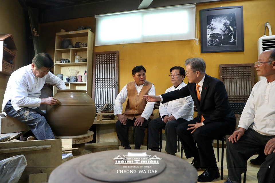 문재인 대통령이 17일 울산 울주군 외고산 옹기마을 가야신라요 공방에서 장성우 장인의 옹기 제작 시연을 관람하고 있다.