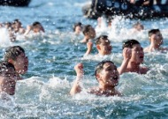 해군 심해잠수사(SSU), 겨울 바다에서 구조작전태세 담금질  사진 5