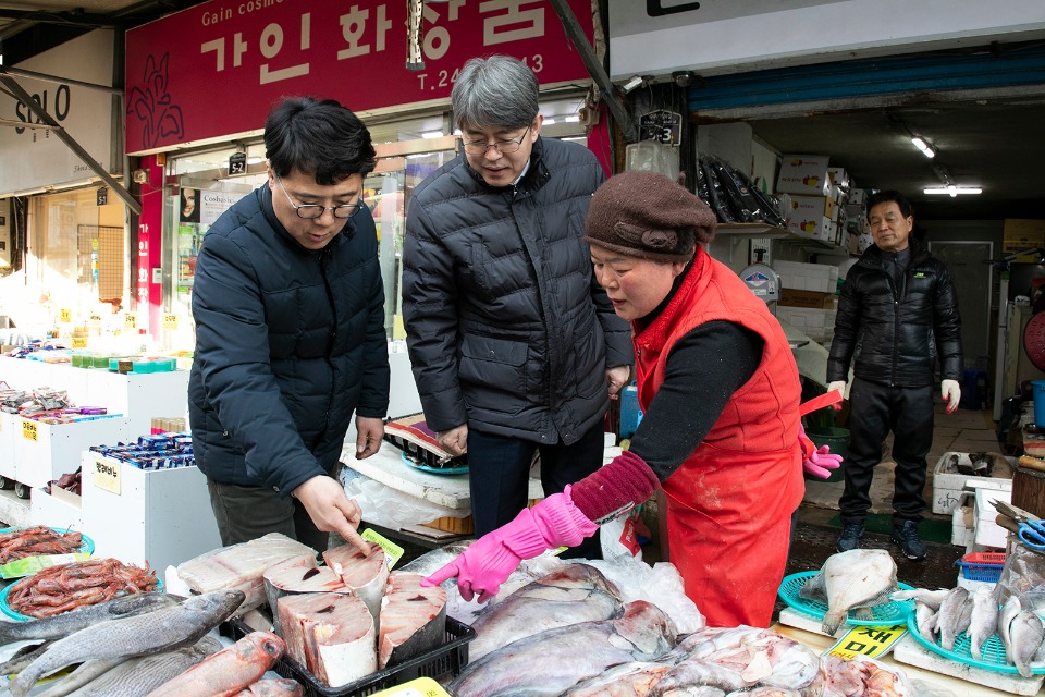 강신욱 통계청장, 포항 죽도시장 방문 - 사진 | 멀티미디어 | 대한민국 정책브리핑 강신욱 통계청장, 포항 죽도시장 방문