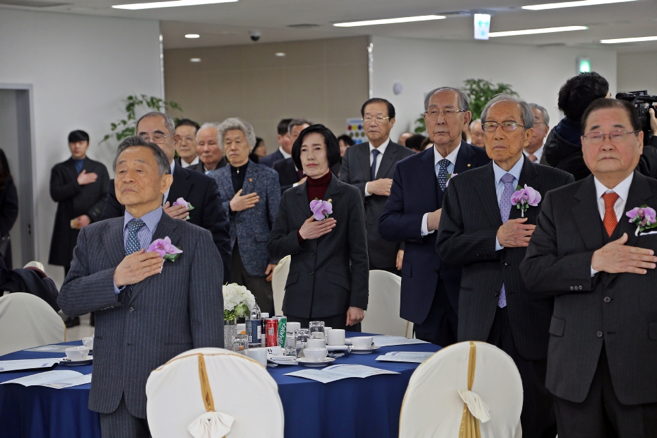 피우진 국가보훈처장이 13일 서울 영등포구에 위치한 신축 광복회관 개관식에 참석하여 주요 내빈과 함께 국민 의례를 하고 있다.