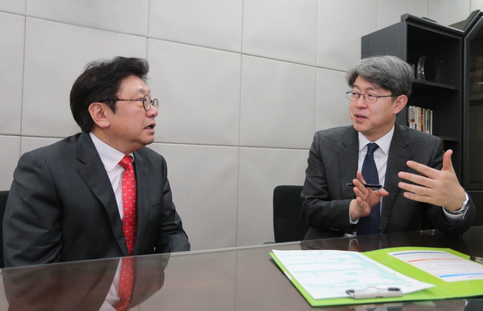 통계청(청장 강신욱)은 2월 15일(금) 서울 구로구에 있는 2019 전국사업체 조사 대상 사업체를 방문하여 적극적으로 협조해 주실 것을 부탁했습니다. 