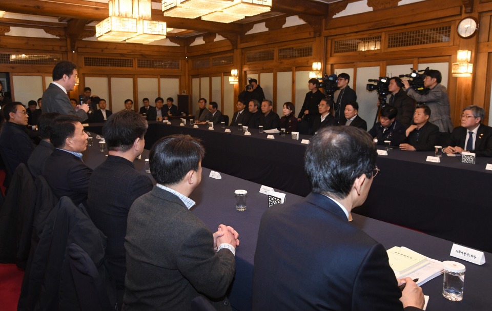 이낙연 국무총리가 15일 삼청동 총리 서울공관에서 한국노총 지도부 만찬 간담회를 주재하고 있다. 