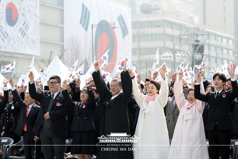 문재인 대통령과 부인 김정숙 여사를 비롯한 내빈들이 3월 1일 오전 서울 광화문광장에서 열린 제100주년 3.1절 기념식에서 만세삼창을 하고 있다.