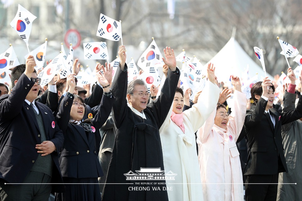 문재인 대통령과 부인 김정숙 여사를 비롯한 내빈들이 3월 1일 오전 서울 광화문광장에서 열린 제100주년 3.1절 기념식에서 만세삼창을 하고 있다.
