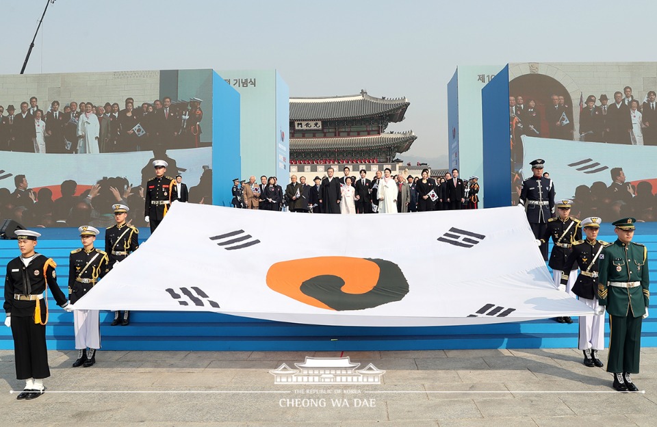 문재인 대통령과 부인 김정숙 여사가 3월 1일 서울 광화문광장에서 열린 제100주년 3.1절 기념식에서 참석자들과 기념촬영을 하고 있다.