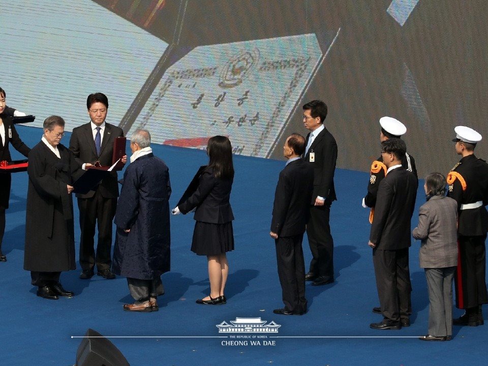문재인 대통령이 1일 오전 서울 광화문광장에서 열린 제100주년 3.1절 기념식에서 독립유공자 포상 후 박수치고 있다. (사진출처 : 청와대 페이스북)