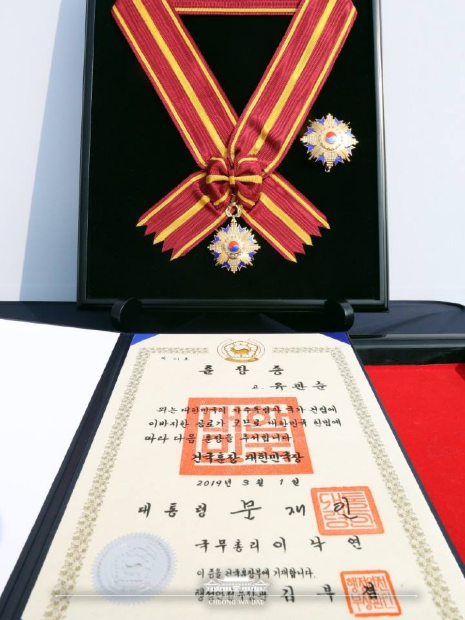 문재인 대통령이 1일 오전 서울 광화문광장에서 열린 제100주년 3.1절 기념식에서 고 유관순 독립유공자에게 서훈한 건국훈장 대한민국장. (사진출처 : 청와대 페이스북)