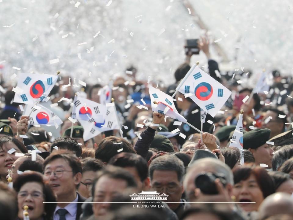 1일 오전 서울 광화문광장에서 열린 제100주년 3.1절 기념식에서 시민들이 태극기를 흔들고 있다. (사진출처 : 청와대 페이스북) 