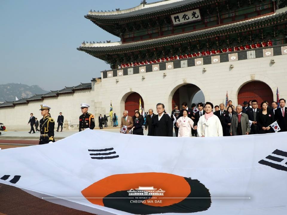문재인 대통령과 부인 김정숙 여사가 1일 서울 광화문광장에서 열린 제100주년 3.1절 기념식에서 참석자들과 기념촬영을 하고 있다. (사진출처 : 청와대 페이스북)