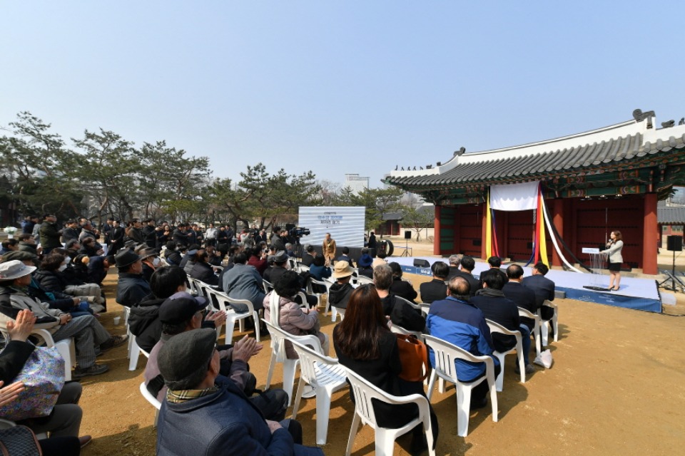 3월 1일 덕수궁에서 덕수궁 광명문(光明門) 제자리 찾기 준공 행사가 열렸다. 
<br/><br/>
덕수궁(당시 ‘경운궁’)은 고종께서 1897년 대한제국 수립을 선포한 곳이다. 함녕전의 정문인 광명문은 1919년 1월 덕수궁 함녕전에서 승하한 고종의 국장 행렬이 남양주의 홍릉으로 가기 위해 출발했던 국장행렬의 시작점이자 근대 격동기의 아픈 역사를 간직한 곳이다. 
<br/><br/>
이날 행사는 일제에 의해 왜곡·변형되었던 광명문을 문화재청의 노력으로 80년 만에 제자리를 찾은 것을 기념하는 뜻깊은 자리다.