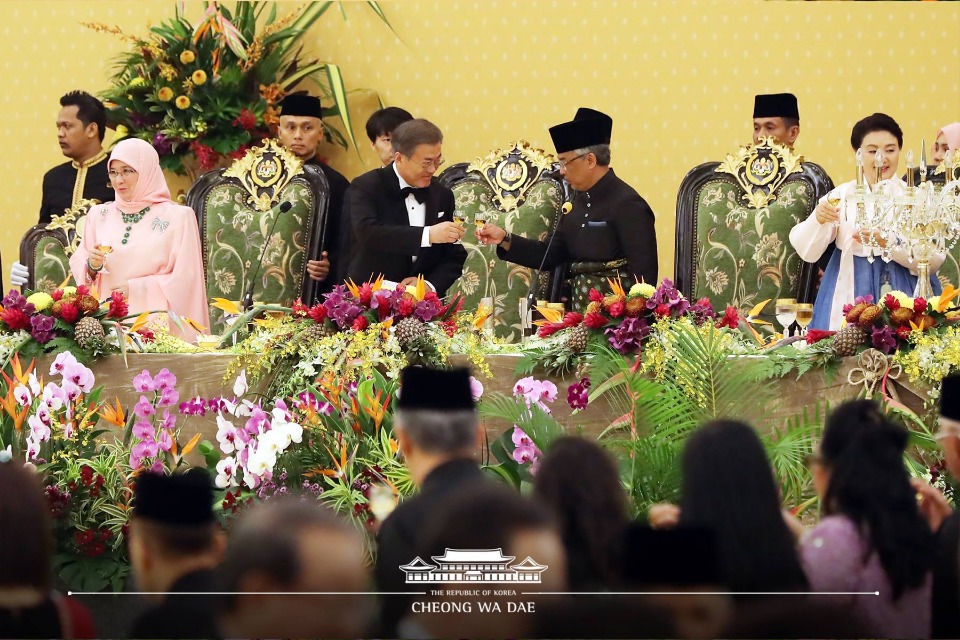 말레이시아를 국빈 방문 중인 문재인 대통령이 13일 오후(현지 시간) 국립왕궁에서 열린 국빈만찬에서 압둘라 국왕과 건배를 하고 있다. (사진출처 : 청와대 페이스북) 