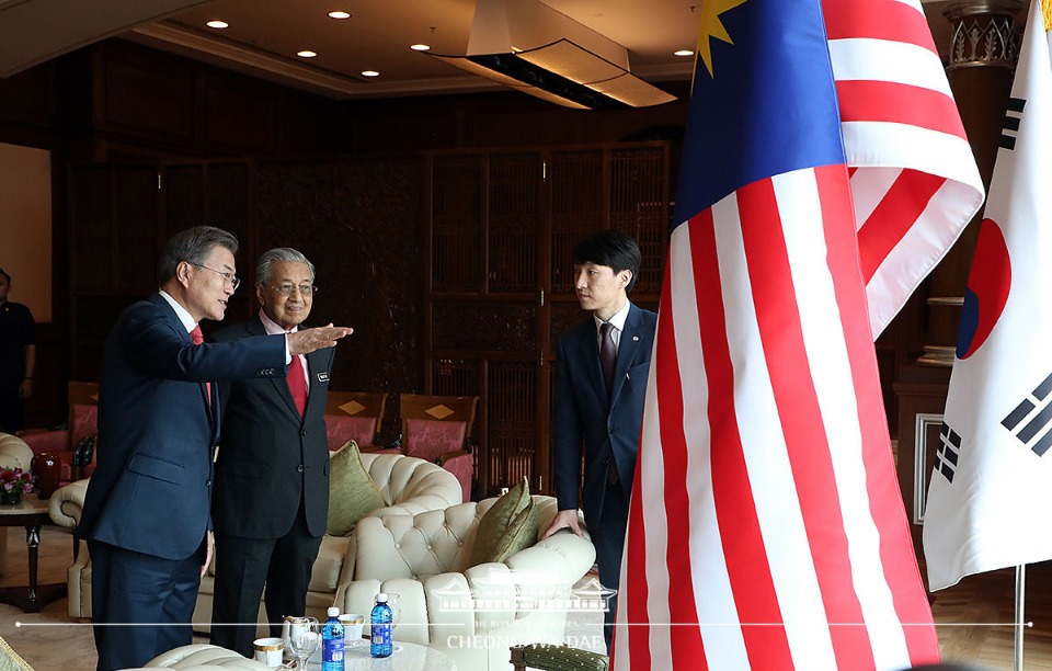 말레이시아를 국빈 방문 중인 문재인 대통령과 마하티르 모하맛 말레이시아 총리가 13일 오후 푸트라자야 총리 궁에서 만나 환담하고 있다. 