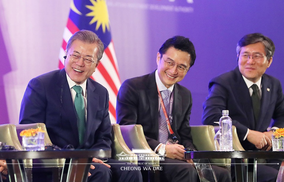 문재인 대통령이 14일 오전(현지 시간) 말레이시아 쿠알라룸푸르 만다린 오리엔탈 호텔에서 열린 한·말레이시아 비즈니스 포럼에 참석했다.