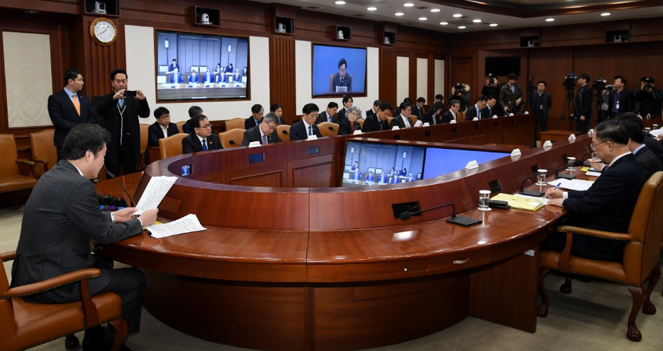 이낙연 국무총리가 14일 세종로 정부서울청사에서 열린 국정현안점검조정회의를 주재, 모두발언을 하고 있다. 