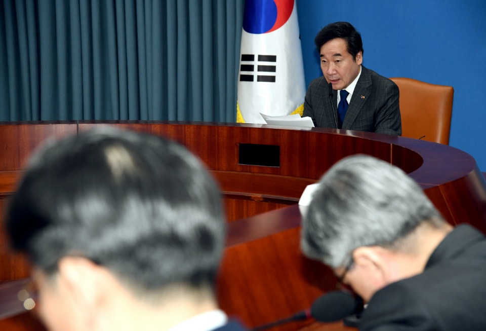 이낙연 국무총리가 14일 세종로 정부서울청사에서 열린 국정현안점검조정회의를 주재, 모두발언을 하고 있다. 