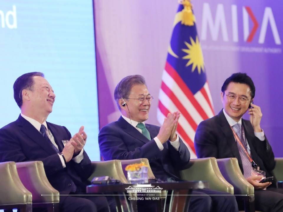 말레이시아를 국빈 방문 중인 문재인 대통령이 14일 쿠알라룸푸르 만다린 호텔에서 열린 한·말레이시아 비즈니스 포럼에서 박용만 대한상의 회장(왼쪽), 탄스리 다툭 떼 레옹 얍 말레이시아 상의 회장과 함께 박수치고 있다. (사진출처 : 청와대 페이스북) 