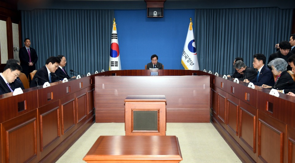 이낙연 국무총리가 14일 세종로 정부서울청사에서 열린 국정현안점검조정회의를 주재, 모두발언을 하고 있다. 