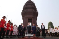 독립기념탑 및 시아누크 동상 헌화     사진 7