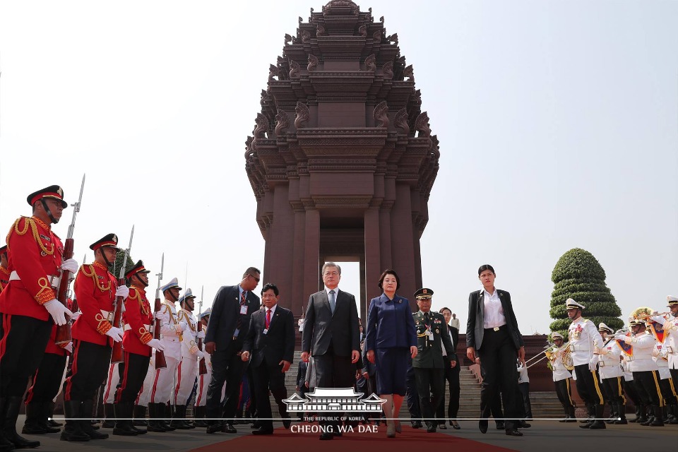 캄보디아를 국빈 방문 중인 문재인 대통령과 부인 김정숙 여사가 15일 오전 (현지 시간) 프놈펜 중심가에 세워진 독립기념탑을 찾아 헌화한 뒤 현지 의장대를 사열하고 있다. 독립기념탑은 1953년 11월 9일 프랑스로부터의 독립을 기념하기 위해 세운 탑으로 1958년에서 1960년에 걸쳐 건립됐다. (사진출처 : 청와대 페이스북)