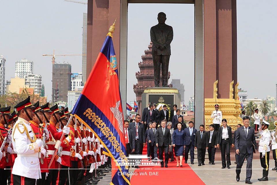 캄보디아를 국빈 방문 중인 문재인 대통령이 15일 오전 (현지 시간) 프놈펜 중심가에 세워진 캄보디아 건국의 아버지 시아누크 전 국왕의 추모 동상을 찾아 헌화한 뒤 사열하고 있다.