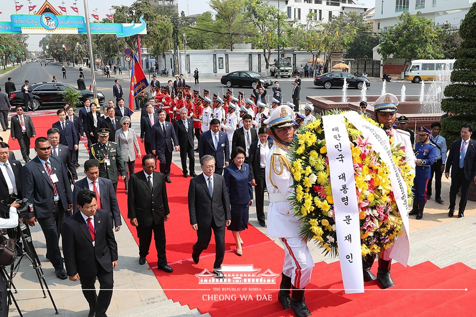 캄보디아를 국빈 방문 중인 문재인 대통령이 15일 오전 (현지 시간) 프놈펜 중심가에 세워진 캄보디아 건국의 아버지 시아누크 전 국왕의 추모 동상을 찾아 헌화하고 있다.
