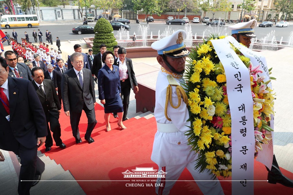 캄보디아를 국빈 방문 중인 문재인 대통령이 15일 오전 (현지 시간) 프놈펜 중심가에 세워진 캄보디아 건국의 아버지 시아누크 전 국왕의 추모 동상을 찾아 헌화하고 있다. (사진출처 : 청와대 페이스북) 