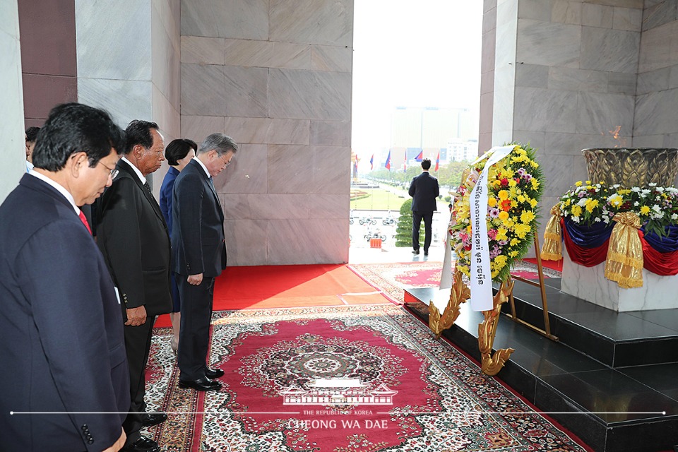 캄보디아를 국빈 방문 중인 문재인 대통령이 15일 오전 (현지 시간) 프놈펜 중심가에 세워진 캄보디아 건국의 아버지 시아누크 전 국왕의 추모 동상을 찾아 헌화한 뒤 묵념하고 있다.
