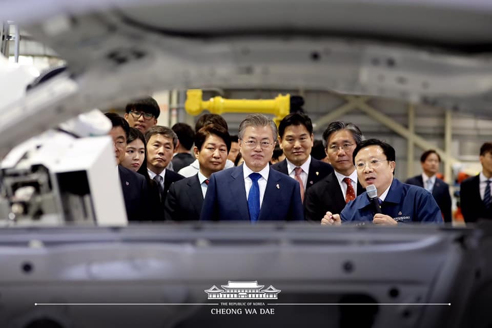문재인 대통령이 22일 대구 달성군 현대로보틱스를 방문해 로봇 시연을 살펴보고 있다. (사진출처 : 청와대 페이스북)