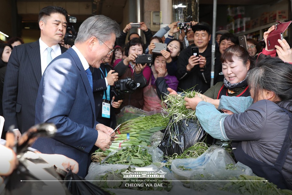 문재인 대통령이 22일 대구 북구 칠성시장에서 채소를 사고 있다. (사진출처 : 청와대 페이스북)