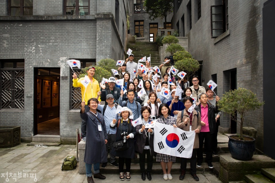 대한민국 임시정부 수립 100주년을 맞아 임시정부청사 등 중국 내 독립운동 사적지를 탐방중인 100주년 서포터즈 및 대한민국 정책기자단이 '백범의 계단'에 서서 애국가를 제창하고 있다. 1945년 11월, 환국 기념으로 김구 선생과 대한민국 임시정부 요인들이 찍은 사진 속 모습을 재현했다. 