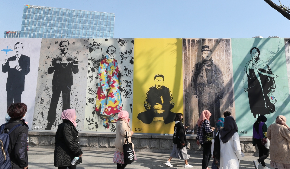 광화문 도심의 정부청사 건물 및 주변 외벽 등에 독립운동가들의 그림이 걸려 있다.