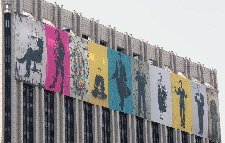 광화문 도심의 정부청사 건물 및 주변 외벽 등에 독립운동가들의 그림이 걸려 있다.