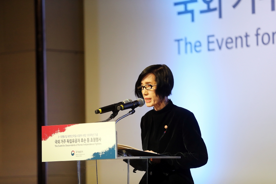 피우진 국가보훈처장이 12일 서울 중구 그랜드 앰배서더 호텔에서 열린 2차 국외 독립유공자 후손 초청행사 만찬에 참석하여 인사 말씀을 하고 있다. 
