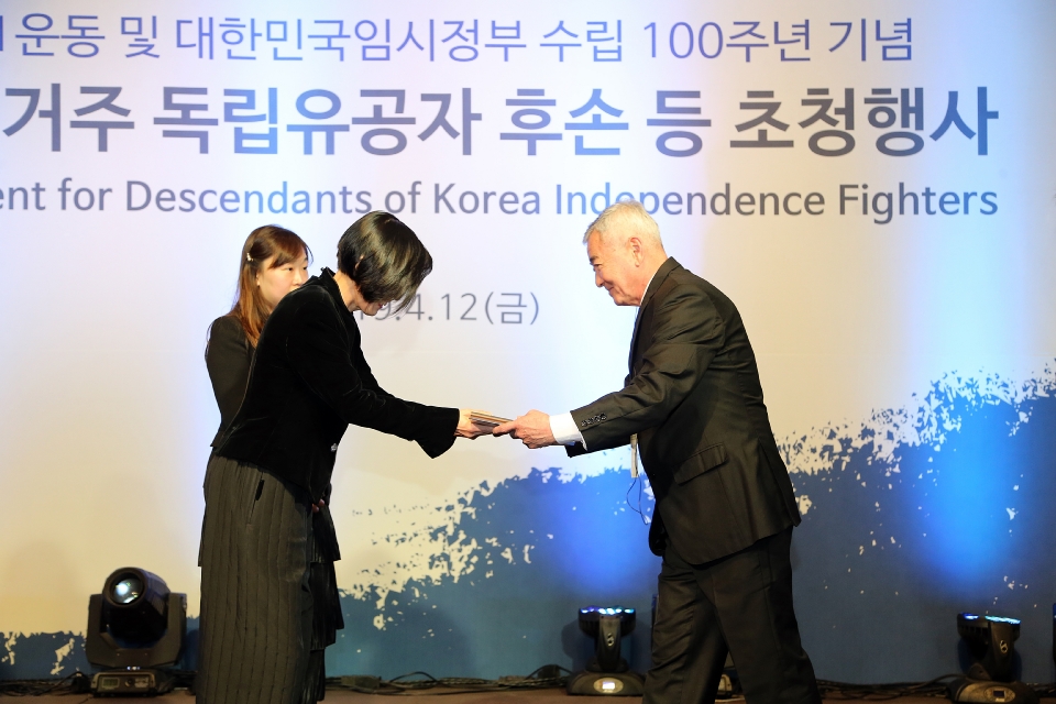 피우진 국가보훈처장이 12일 서울 중구 그랜드 엠버서더 호텔에서 열린 2차 국외 독립유공자 후손 초청행사 만찬에 참석하여 이달의 독립운동가에게 기념패를 수여하고 있다.
